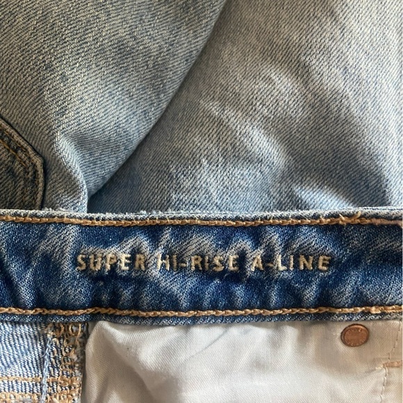 American Eagle EUC super high rise A-line distressed denim mini skirt size 8 - Picture 5 of 7